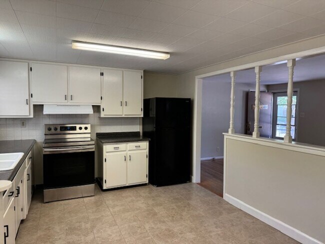 Building Photo - ALL PROSPECTIVE TENANTS MUST SUBMIT A $58 ...