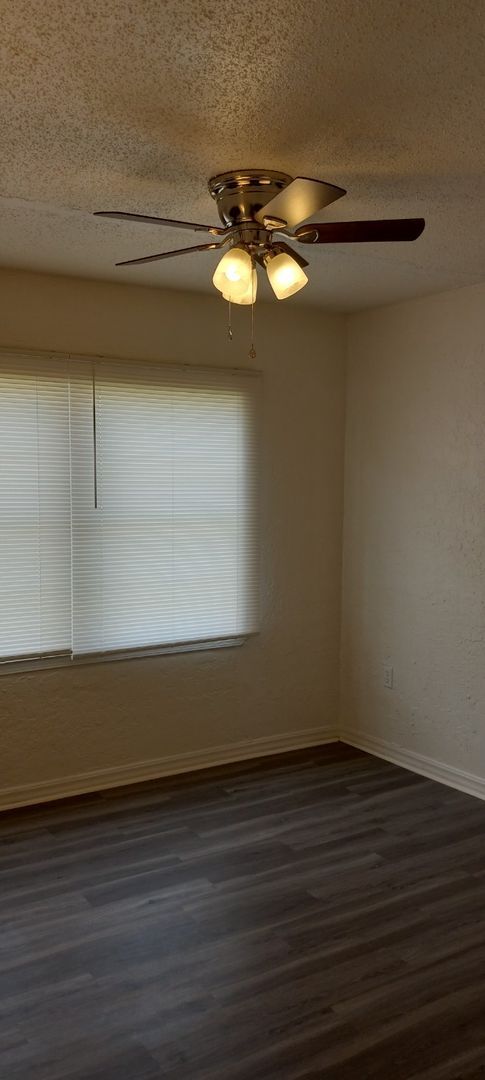 Foto del edificio - NEW listing-refinished hardwood floors, new laminate and paint throughout