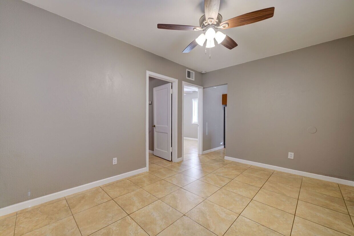 Foto principal - 9316 E Balsam Ave