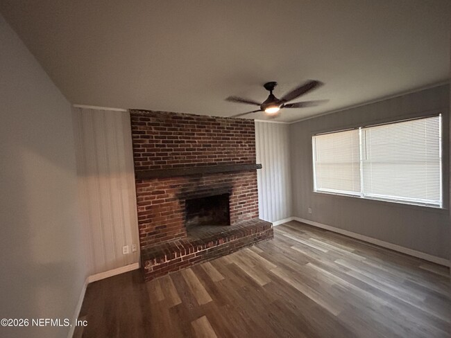 Building Photo - 1648 Loyola Dr N