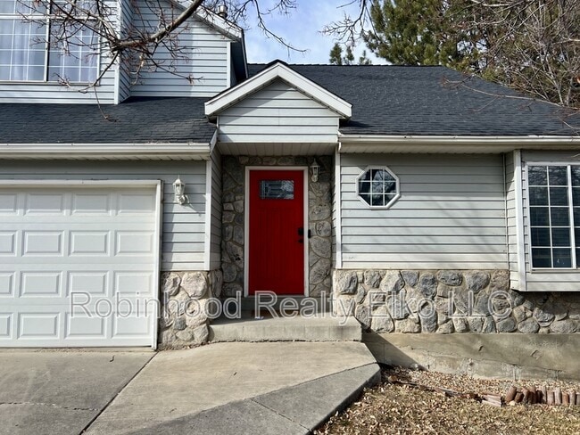 Building Photo - 2211 Sierra Dr