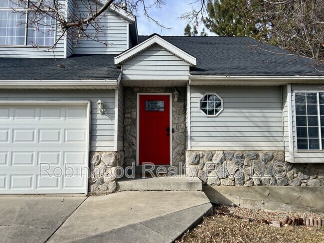 Foto del edificio - 2211 Sierra Dr