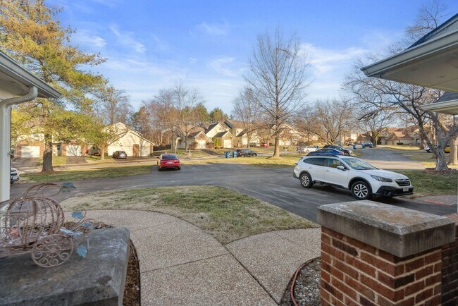 Foto del edificio - COMING SOON - Spacious 2-Bed, 3.5-Bath Townhouse with Stunning Lake Views