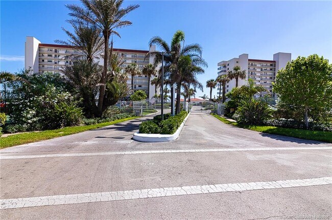Foto del edificio - 9490 S Ocean Dr