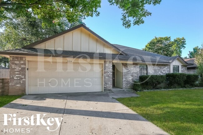 Building Photo - 2104 Homecraft Dr