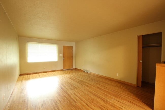 Building Photo - Beautiful Home near Benefis Hospital for L...