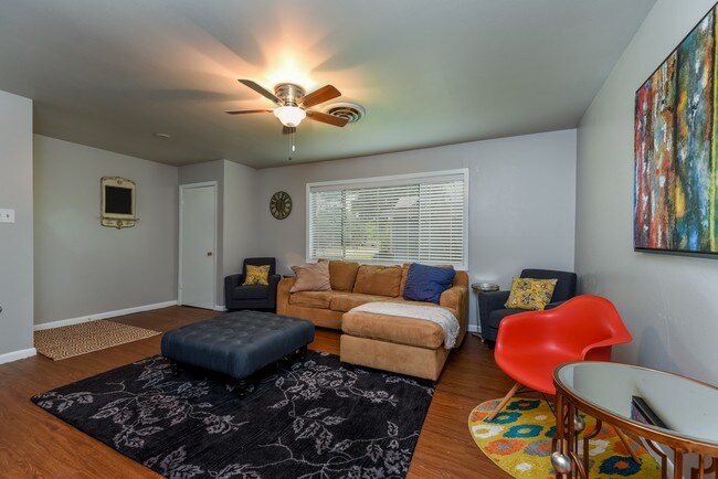 Foto del edificio - 903 Stanfield Cir