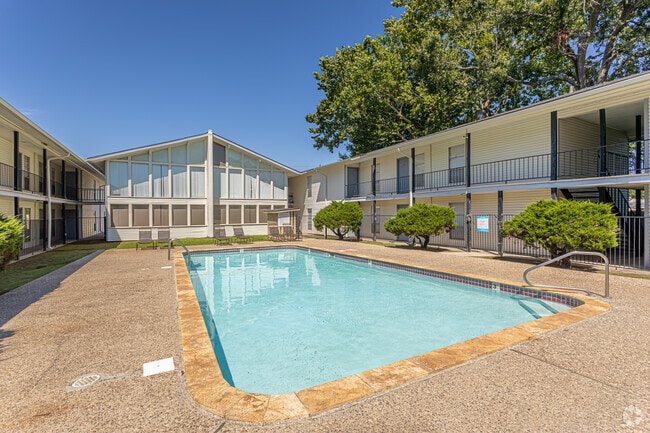 Piscina - Whispering Oaks Apartments