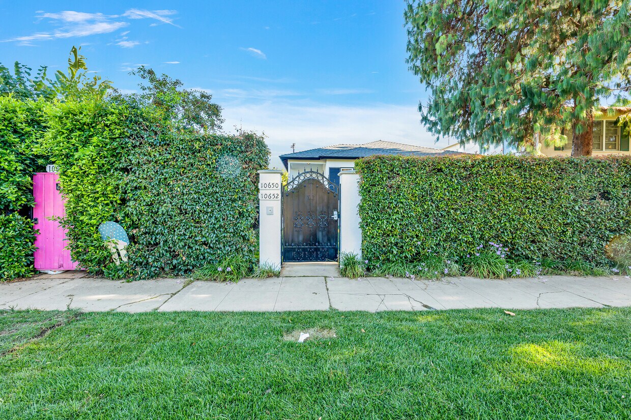 10650 Camarillo St, North Hollywood, CA 91602 Apartments in North