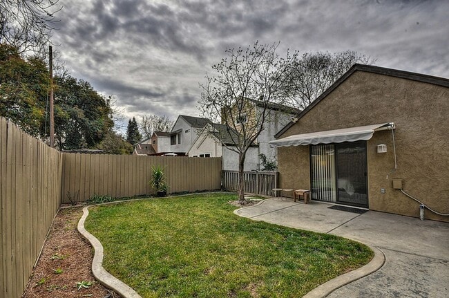 Foto del edificio - South Natomas One Story with 1 car garage 2 Bed 2 Bath