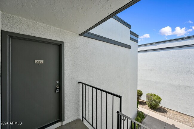 Building Photo - 740 W Elm St