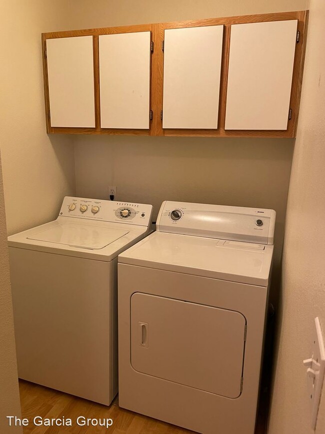 Building Photo - 2 br, 2.5 bath House - 7117 SW Sagert Stre...