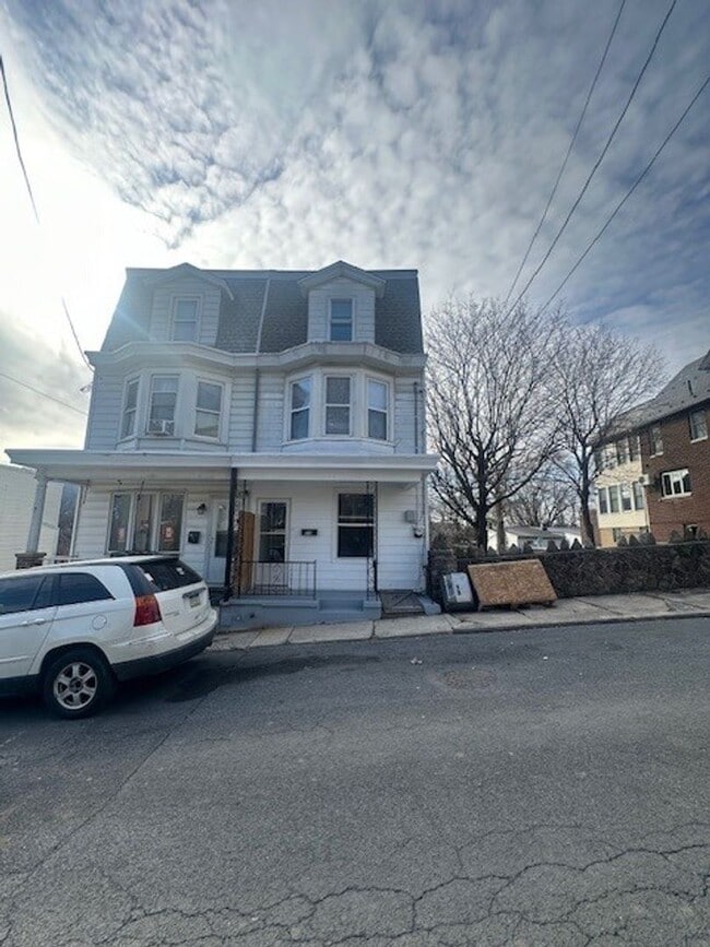 Building Photo - 229 N 9th St