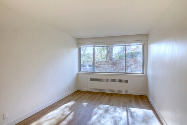 Building Photo - 3555 Cote-des-Neiges Road