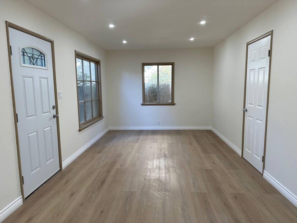 Living room - 1154 Allen Ave