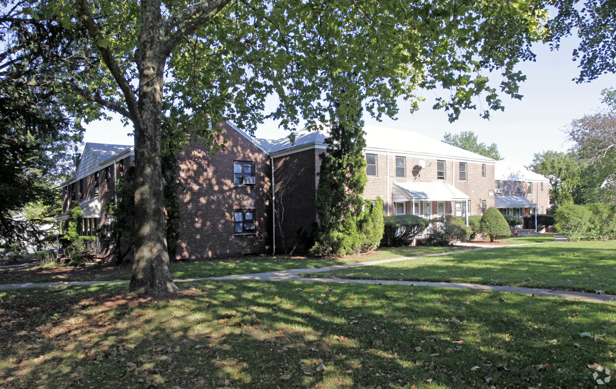 Building Photo - Maybrook Garden Apartments