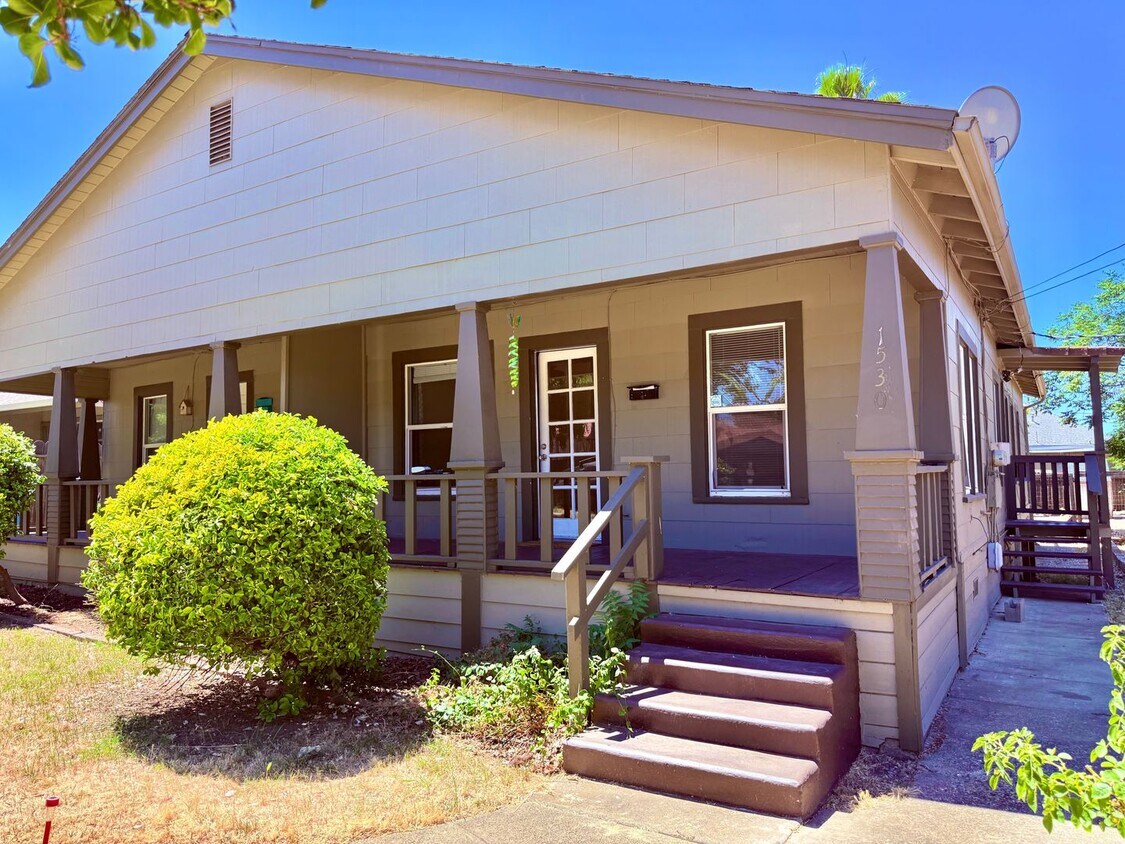 Foto principal - Charming 2-bedroom, 1-bathroom Duplex Loca...