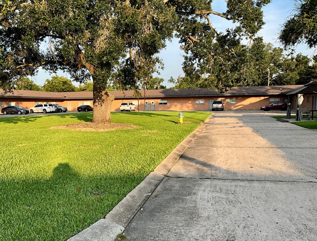 Building Photo - Tanglewood Apartments