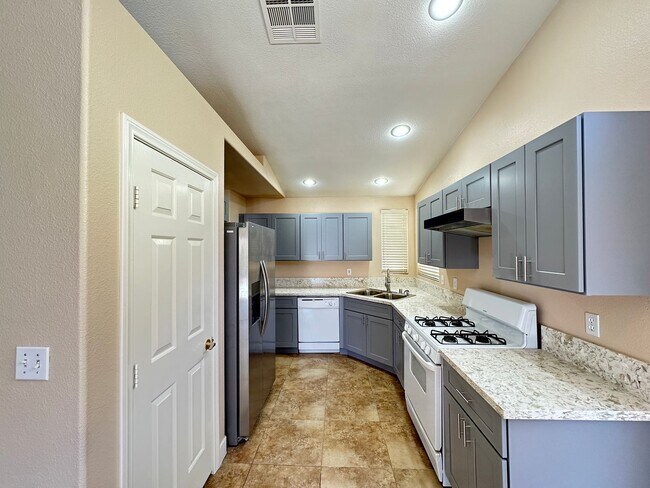 Building Photo - Vista Del Sol-Phase 8