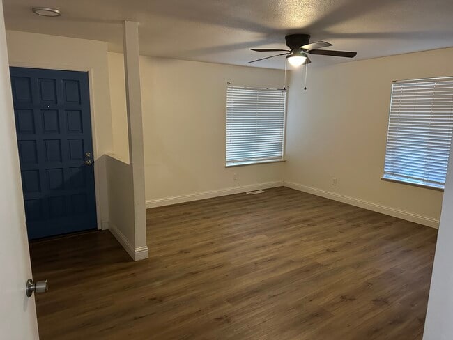 Living rolm - 644 Craig Ave