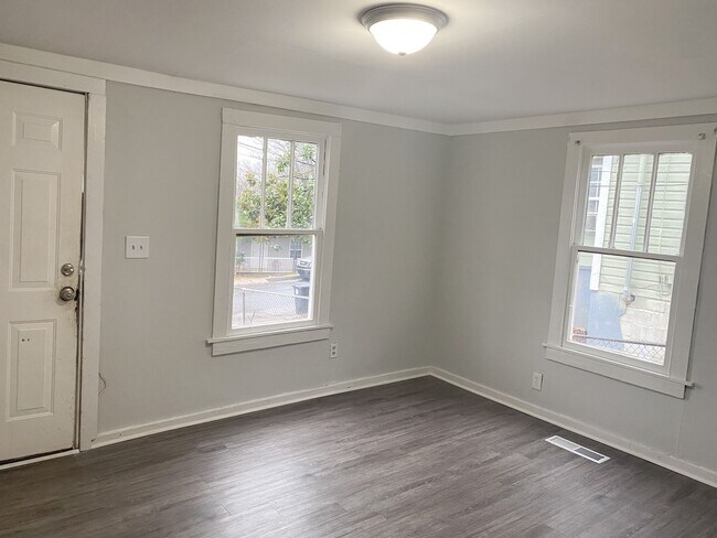 Building Photo - Three Bedroom Close to Downtown!