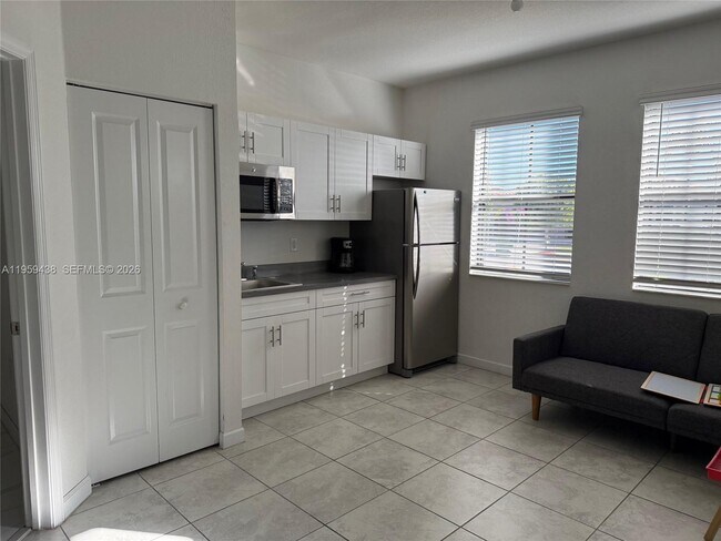 Building Photo - 2541 SE 1st St