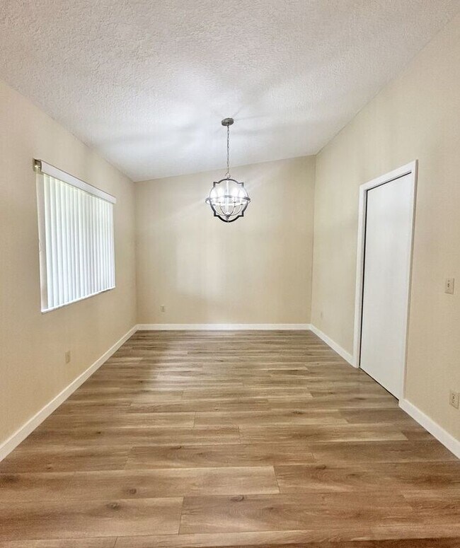 Foto del edificio - Lovely 3/2.5 Spacious Home with a Screened...