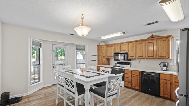 Building Photo - 1017 Southhills Dr