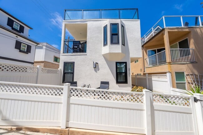 Building Photo - 3721 Strandway