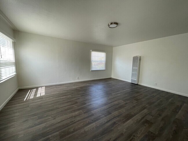 Foto del edificio - Large Brand New One Bedroom Apartment!