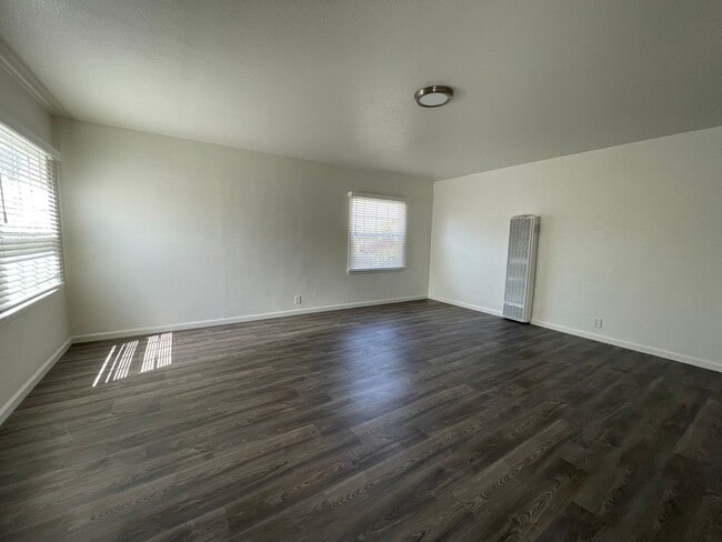 Foto del edificio - Large Upgraded One Bedroom Apartment!