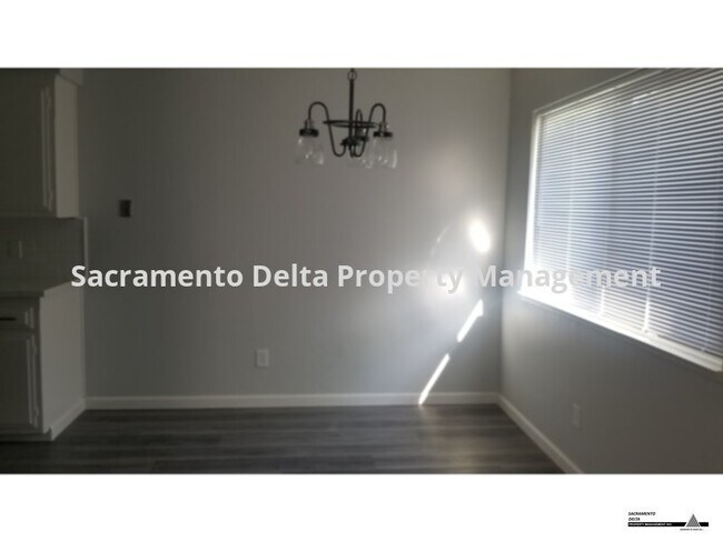Building Photo - Updated 3 Bedroom Duplex!