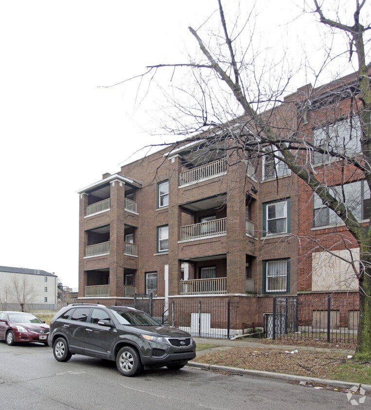  - 5844-5846 S Calumet Ave