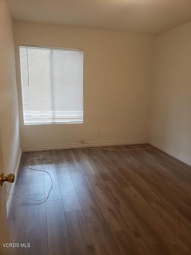 Building Photo - Desirable lower level 2+1 in gated community