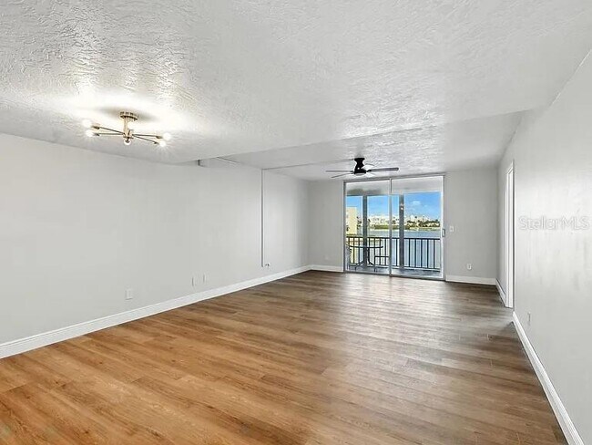 Foto del edificio - 7665 Sun Island Dr S