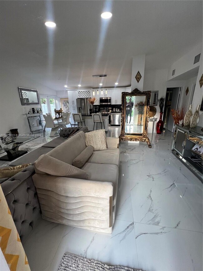 Building Photo - 1216 SW 30th Ave