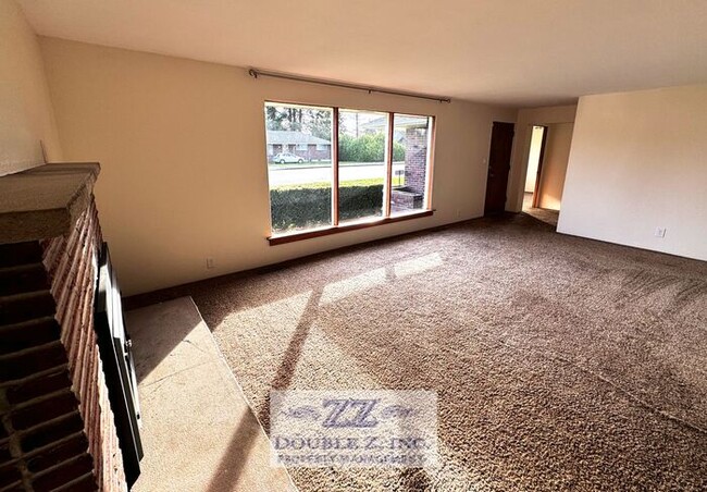 Building Photo - Spacious 2 Bedroom House with Garage and l...