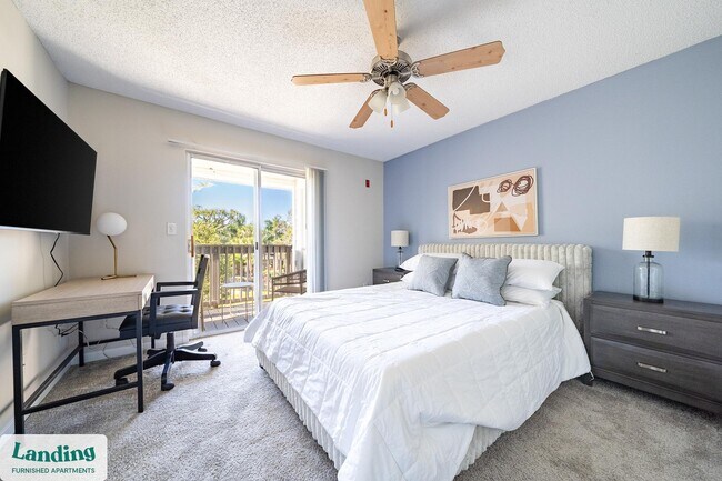 Building Photo - 1000 Palm Pl Dr NE