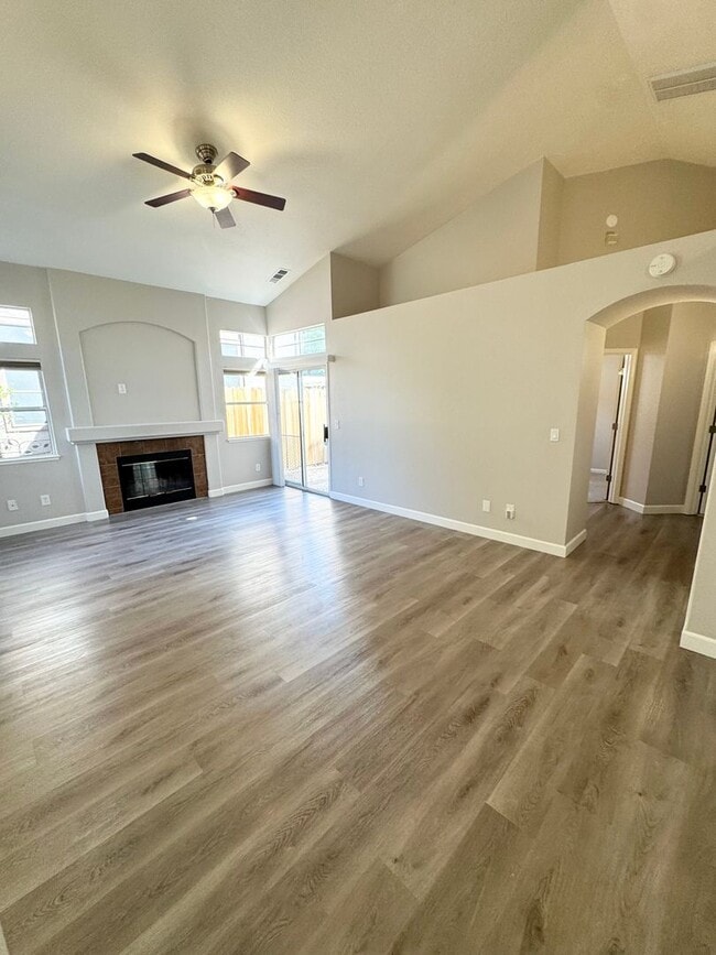 Building Photo - Move-In Ready 3-Bed, 2-Bath Home in Roseville! SEE VIDEO