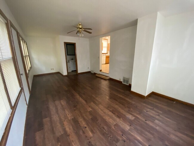 Foto del edificio - COLLEGE PRE-LEASING