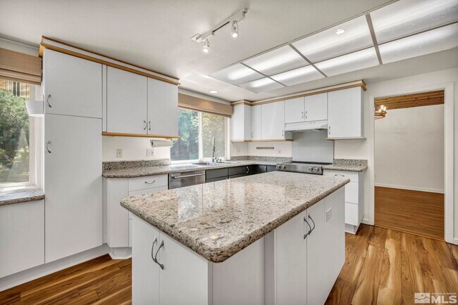 Foto del edificio - 840 Twin Pines Rd