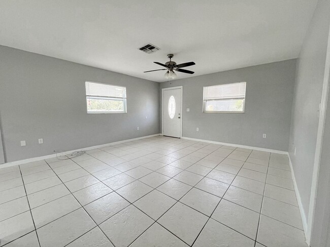 Building Photo - 2/1 Duplex COMING SOON!