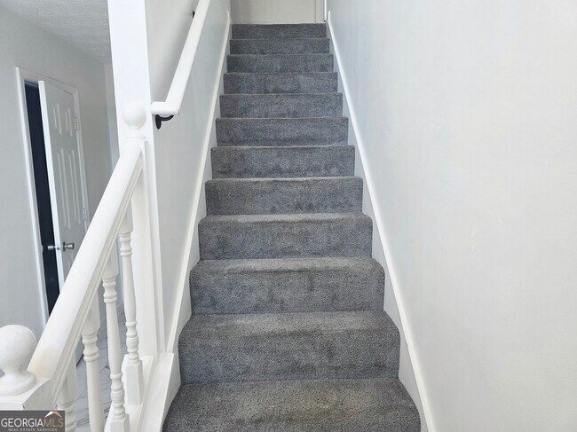 Building Photo - 255 Dairyland Dr