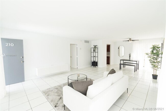 Foto del edificio - 2100 NE 33rd Ave