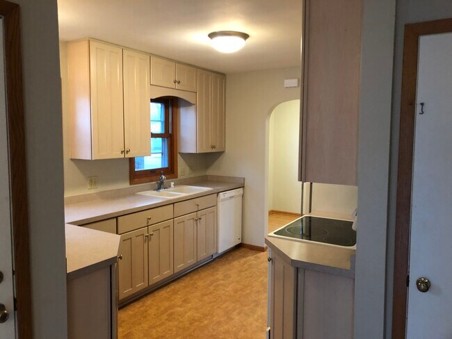 Kitchen - 5206 Shore Acres Rd