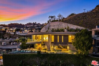 Building Photo - 1738 Viewmont Dr