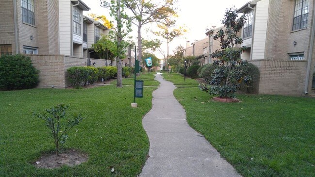 Foto del edificio - 736 Country Pl Dr