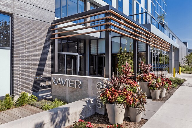 Entrada del edificio Xavier - Xavier