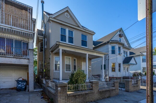 Building Photo - 211 76th St