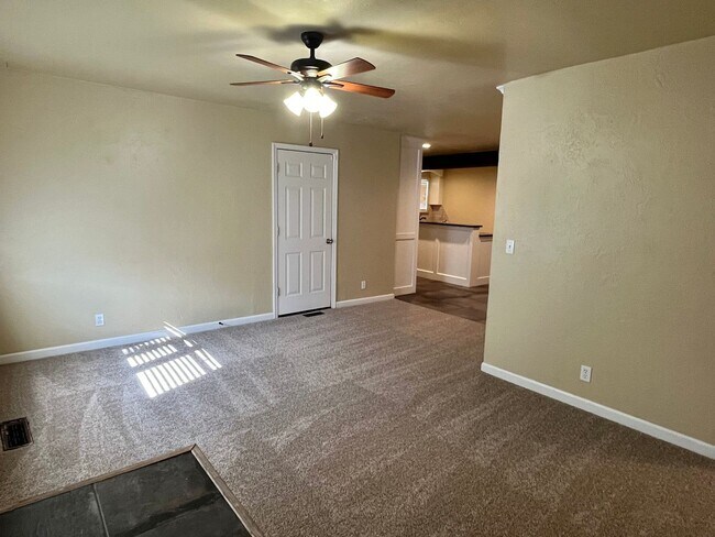 Building Photo - Super cute and updated 4 bed 2 bath home!!